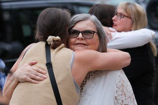 Diane Hernandez, sobrinha de Kitty Menendez, e Anamaria Baralt abraçam perto do West Courthouse West, antes da audiência de ressentimento em Los Angeles, Califórnia